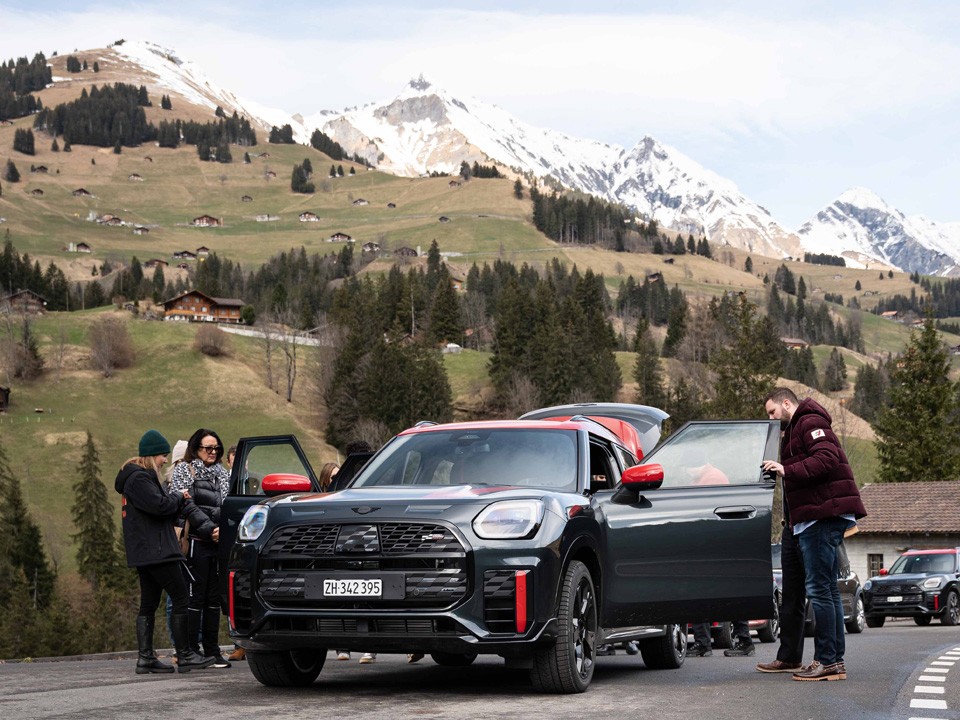 MINI Countryman in mountain setting  MINI Countryman in mountain setting